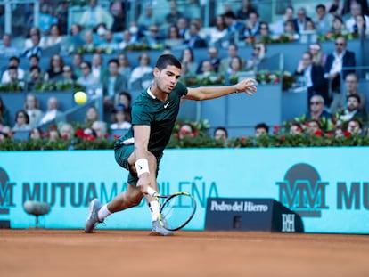 Carlos Alcaraz devuelve una bola a Zverev, este domingo, durante el partido del Mutua Madrid Open.