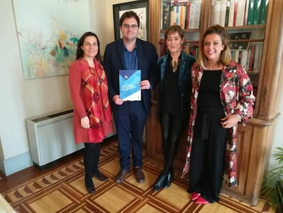 De izquierda a derecha: Carmen Pérez Andújar, consejera del CGAE; Manel Atserias, presidente del ISMA; Victoria Ortega, presidenta del CGAE; y Sara Molina, miembro del Comité de Bienestar del ISMA.