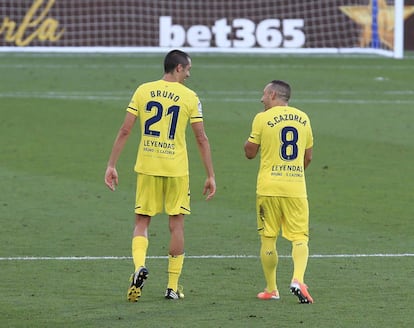 En esa mirada cómplice entre Bruno Soriano y Santi Cazorla se podría leer un ‘¿Te puedes imaginar un final mejor?’. Y es que hubo un momento en que estas dos leyendas del Villarreal CF (y del fútbol español) pensaron que tendrían que poner fin prematuramente a sus carreras. Ambos sufrieron lesiones de gravedad y tuvieron que atravesar enormes dificultades -dos años y ocho operaciones en el caso del asturiano, tres años en el caso del castellonense- para volver a calzarse unas botas. Su última tarde como groguets no solo les ofreció un desenlace feliz a ellos, sino también a un equipo que selló su clasificación para jugar en Europa otro año.