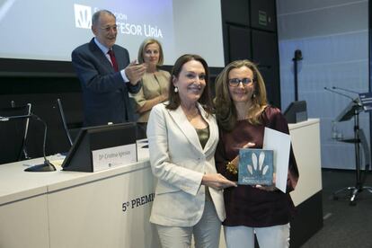 Cristina Iglesias, prestigiosa escultora en el momento de hacer entrega del galardón a la profesora Yolanda Bergel.