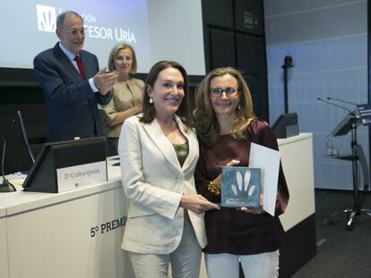 Cristina Iglesias, prestigiosa escultora en el momento de hacer entrega del galardón a la profesora Yolanda Bergel.