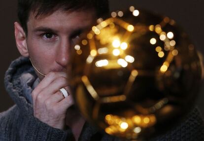 Messi observa el balón de oro.