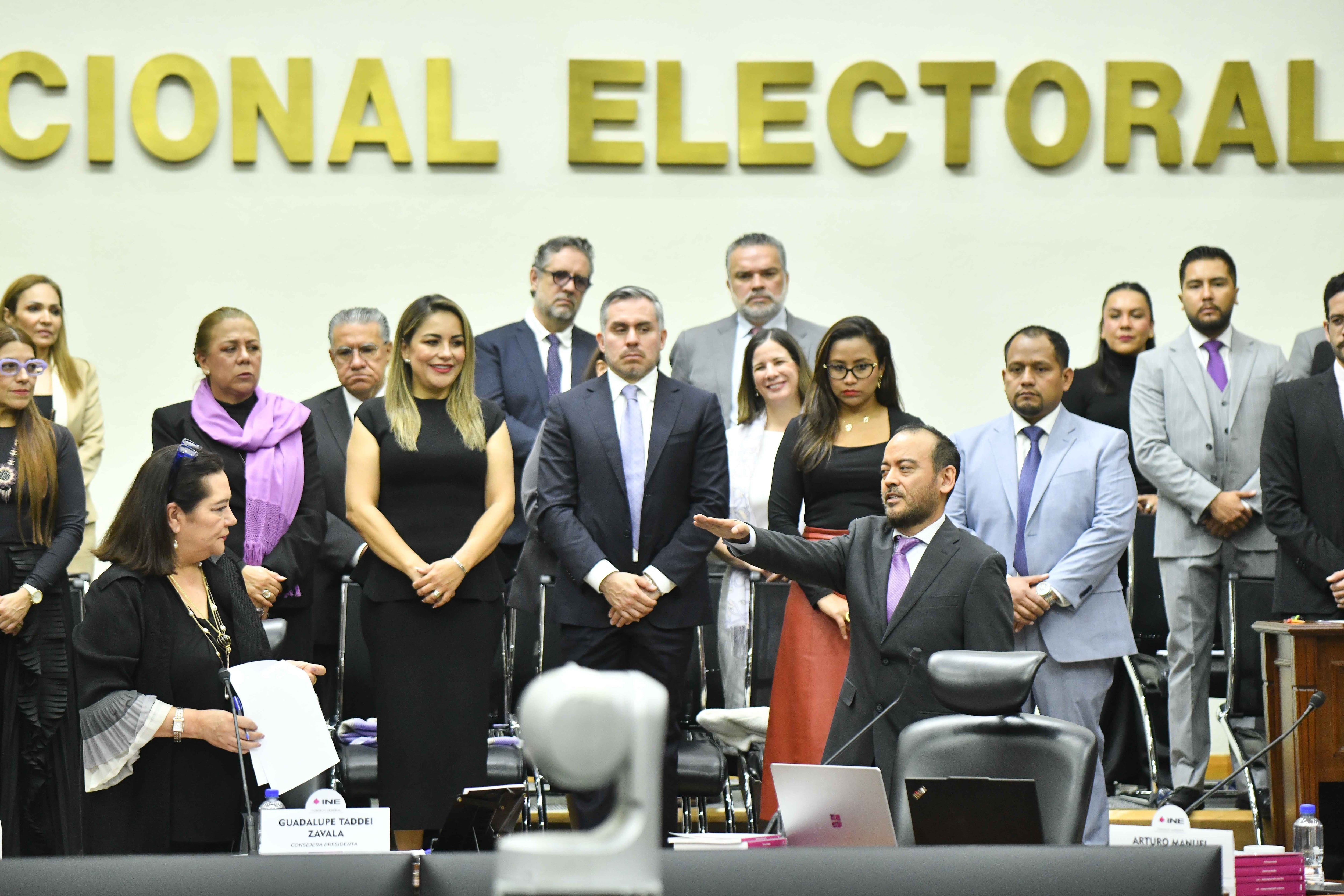 El INE da por inaugurado el proceso electoral entre el fuego cruzado de la oposición y el oficialismo