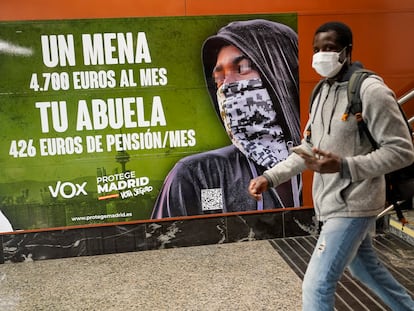 El cartel electoral de Vox en la estación de Cercanías de Sol de Madrid.