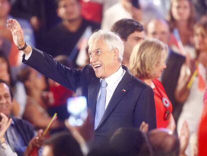 Piñera saluda a sus seguidores tras anunciar su candidatura a la presidencia de Chile.