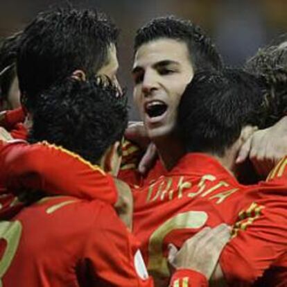 Jugadores de la selección española de fútbol celebran un gol.