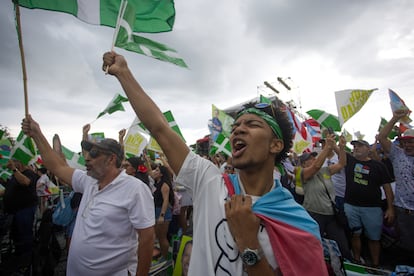 Simpatizantes asisten al cierre de campaña de la alianza entre el Partido Independentista y Victoria Ciudadana.