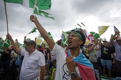 Simpatizantes asisten al cierre de campa?a de la alianza entre el Partido Independentista y Victoria Ciudadana.