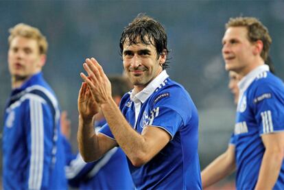 Raúl encabeza un grupo de futbolistas del Schalke tras un partido de la pasada 'Champions'.