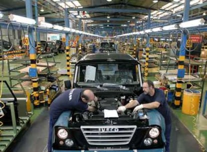 Trabajadores de Santana Motor, ayer, en la cadena de montaje.