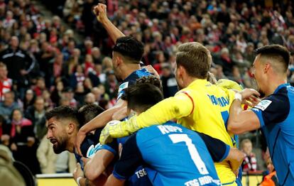 Los jugadores del Hoffenheim festejan ante el Colonia.