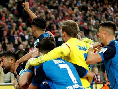 Los jugadores del Hoffenheim festejan ante el Colonia.