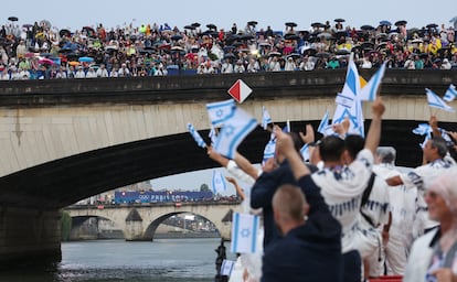 Centenares de espectadores sobre unos de los puentes del río Sena miran el paso del barco con la delegación de Israel. 