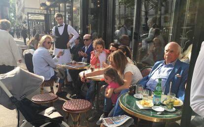 París. El emblemático Café de Flore, rincón favorito de artistas e intelectuales.