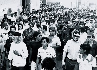 Cardenal, con Daniel Ortega, detrás, en Nicaragua.