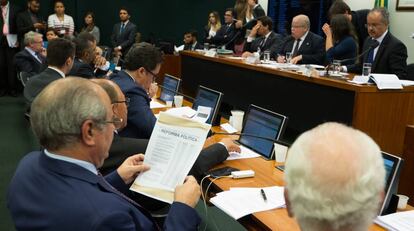 Deputados na comissão que discute a reforma política.