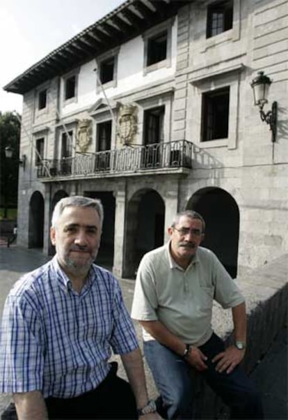 Los concejales Juan Carlos Cano (PP), a la izquierda, y Estanis Amuchastegui (PSE), ante el Ayuntamiento de Andoain.
