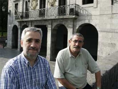 Los concejales Juan Carlos Cano (PP), a la izquierda, y Estanis Amuchastegui (PSE), ante el Ayuntamiento de Andoain.
