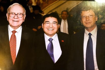 Rodeado de personalidades como Warren Buffett o Bill Gates. Chen Guangbiao se ha dado a conocer en el extranjero y ha hecho ofertas de compra a empresas emblemáticas como el periódico 'The New York Times'.