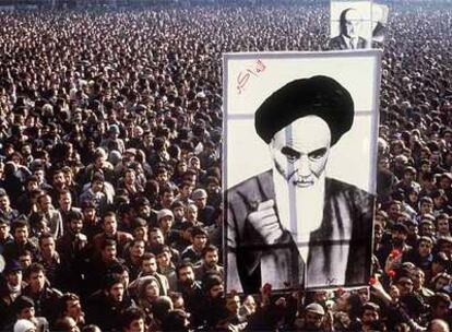Imagen de 1979 de una manifestación contra el Sha y en apoyo a Jomeini