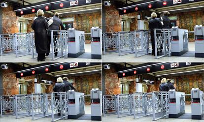 Estas dos mujeres se cuelan en la estación de Paseo de Gracia por las puertas de salida.