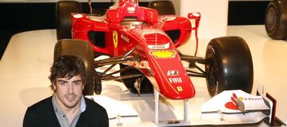 El piloto Fernando Alonso, durante la inauguración de la exposición.