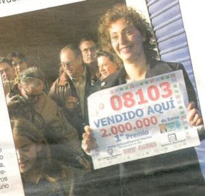 Recorte de periódico de 2002. En la imagen, Elena Campos con el boleto del primer premio que tuvo que devolver al no vender ningún décimo.