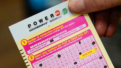 Una persona, cuya identidad se desconoce por ahora y que compró el boleto en una localidad de California, ganó en la noche del miercoles 1.080 millones de dólares (966,1 millones de euros) de la lotería Powerball de Estados Unidos, y puso así fin a meses sin un ganador. Es la tercera vez en los 31 años de historia de este sorteo que el premio mayor superó la marca de los 1.000 millones de dólares (894 millones de euros). Powerball marcó el récord mundial con un premio mayor de 2.040 millones de dólares (1.824 millones de euros). 