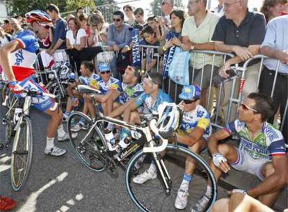 Protesta de los ciclistas al comienzo de la carrera