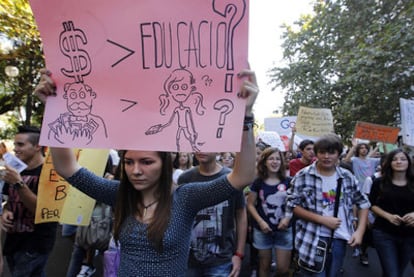 Participantes en la manifestación estudiantil que recorrió ayer las calles de Valencia.
