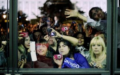 Admiradores de David Bisbal a las puertas del Teatro Real.