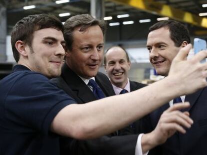 Cameron posa en un selfie con un aprendiz.