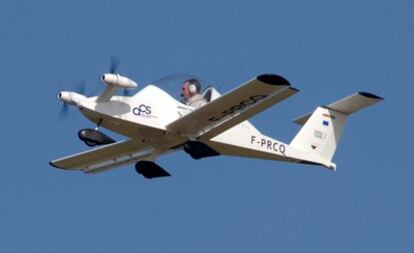 El avión eléctrico Cri-Cri, durante su vuelo inaugural en el aeropuerto de Le Bourget.