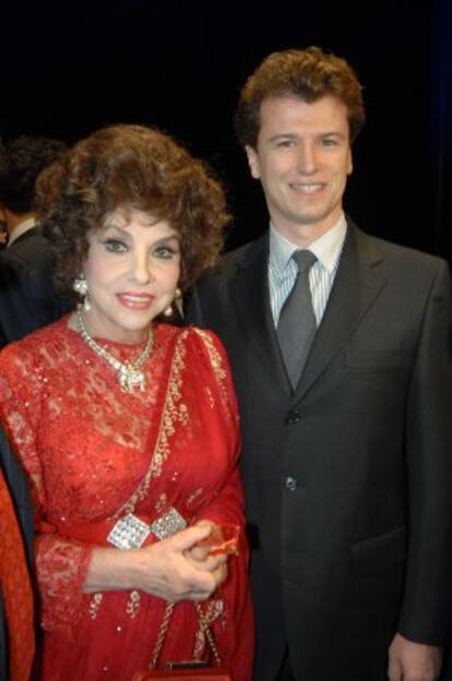 La actriz Gina Lollobrigida y su exnovio español Javier Rigau en una foto de 2006.