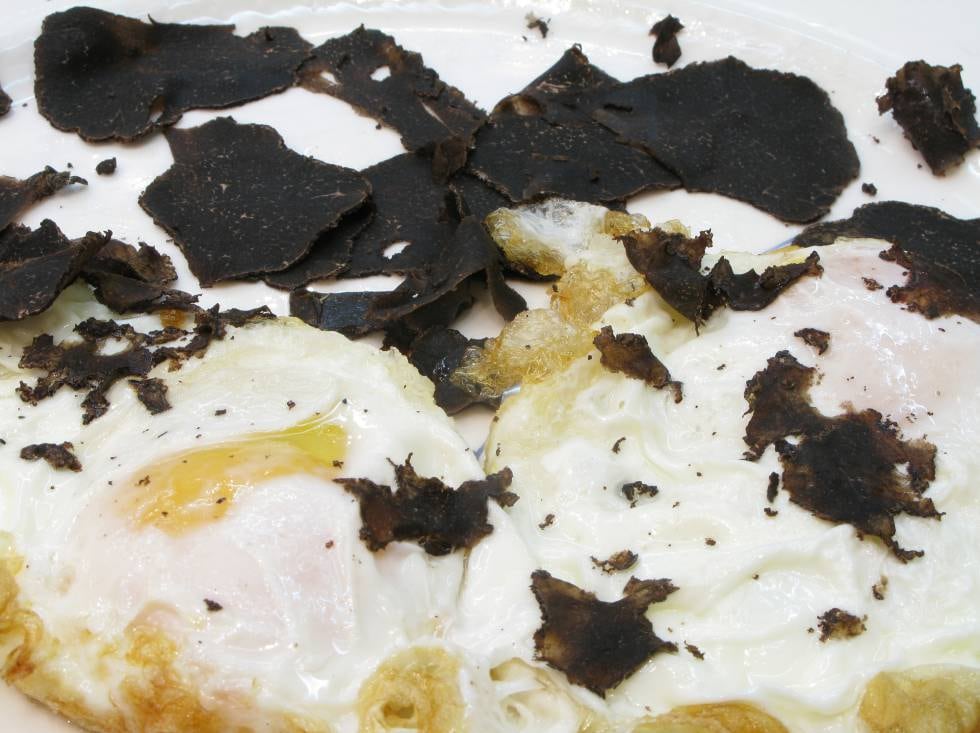 Huevos fritos de corral con trufa negra en La Cocina de María Luisa.