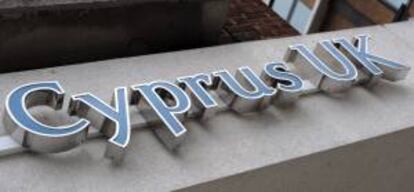 Vista de un rótulo de una sucursal de la entidad chipriota "Bank of Cyprus" que permanece cerrada en Londres, Reino Unido, este 18 de marzo de 2013.
