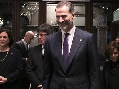 El Rey junto a Colau, Puigdemont y Santamaría, este domingo.