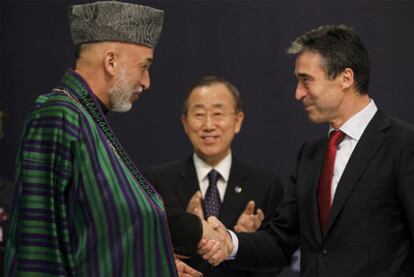 El presidente afgano Karzai (izquierda), el secretario general de la ONU, Ban Ki-moon (centro) y el de la OTAN, Anders F. Rasmussen.