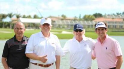 Trump, segundo por la izquierda, y Gonzalo Fernández Castaño, a la derecha, en febrero de 2014 en Doral.