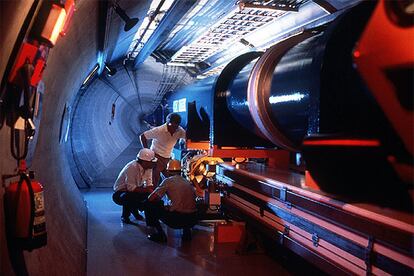 Ensayo de un acelerador en el Laboratorio Europeo de Física de Partículas, en Ginebra, en 1997.