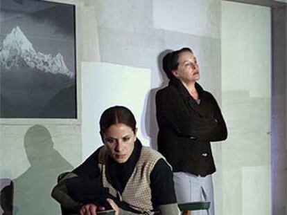 Àngels Poch (izquierda) y Cristina Plazas, en 'El malentès', dirigido por Joan Ollé.