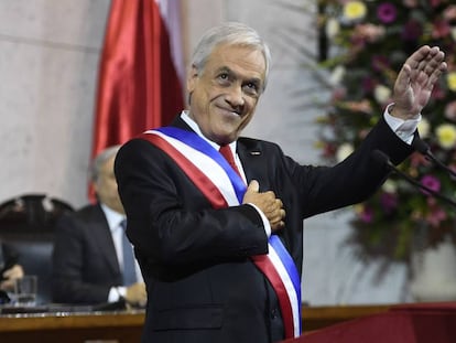 El presidente de Chile, Sebastián Piñera, saluda durante el balance de su año de Gobierno ante el Congreso.