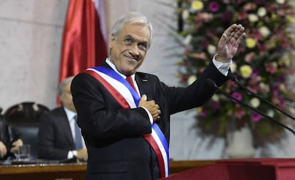 El presidente de Chile, Sebastián Piñera, saluda durante el balance de su año de Gobierno ante el Congreso.