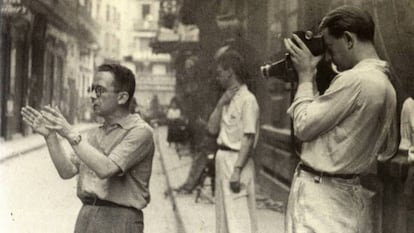 Max Aub (izquierda) y André Malraux durante el rodaje de 'Sierra de Teruel'.