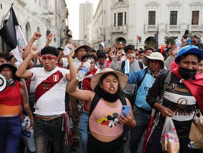 Un grupo de manifestantes protesta en el centro de Lima, este 23 de enero.