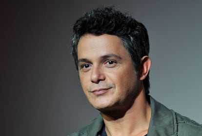 Alejandro Sanz. Músico. 46 años  No cree que estemos ante un salto generacional en la sociedad española. Alejandro Sanz, cantante de fama planetaria, estaba descansando cuando se produjo la noticia. Pero desde entonces ha reflexionado profundamente sobre lo que significa este acontecimiento para los que, como él, comparten edad con Felipe VI. “Una sociedad no la puede liderar una generación, todas forman parte de ella y todas son necesarias, el empuje de la juventud y la experiencia de los menos jóvenes, la preparación de los que están llegando, la mesura de los mayores. Me parece positivo el relevo en la Casa Real. La situación de don Juan Carlos era insostenible y hasta injusta con España y con él”.