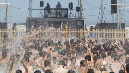 Público joven en el festival musical Arenal Sound 2016, en Burriana.