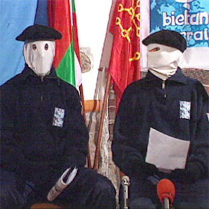 Fotografía tomada de imágenes de televisión en la que se ve a dos de los tres encapuchados de ETA que han dado un comunicado a través de la televisión vasca ETB.
