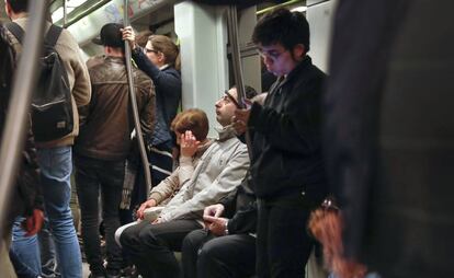 Pasajeros en uno de los trenes de Metrovalencia.