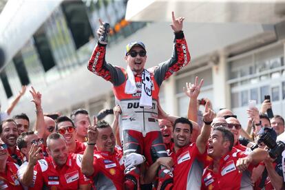 Lorenzo celebra la victoria con su equipo en Spielberg.